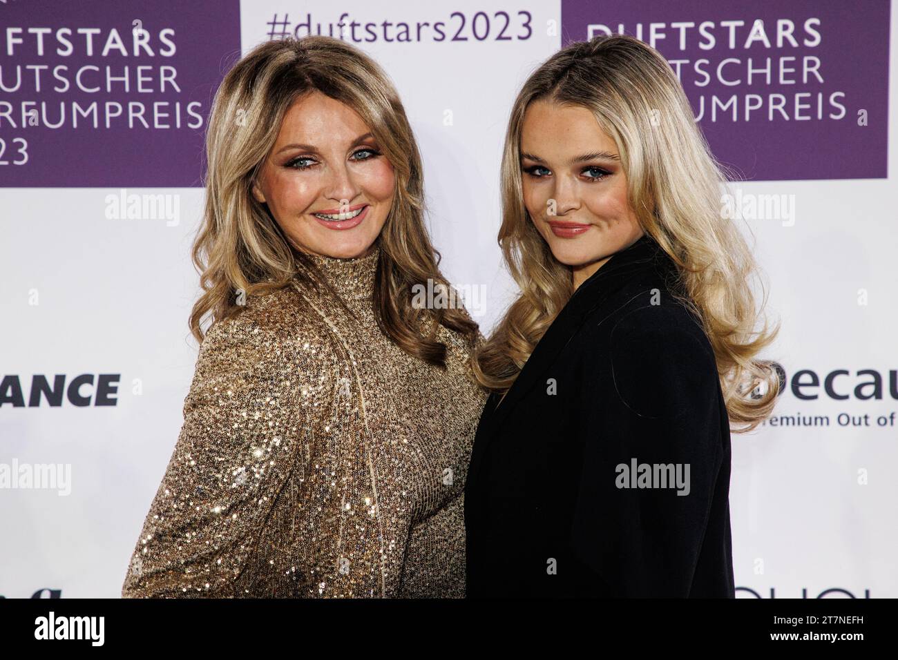 16.11.2023. Düsseldorf. Duftstars - Deutscher Parfumpreis 2023. Hier: Frauke Ludowig mit Tochter Nele. Foto Stock