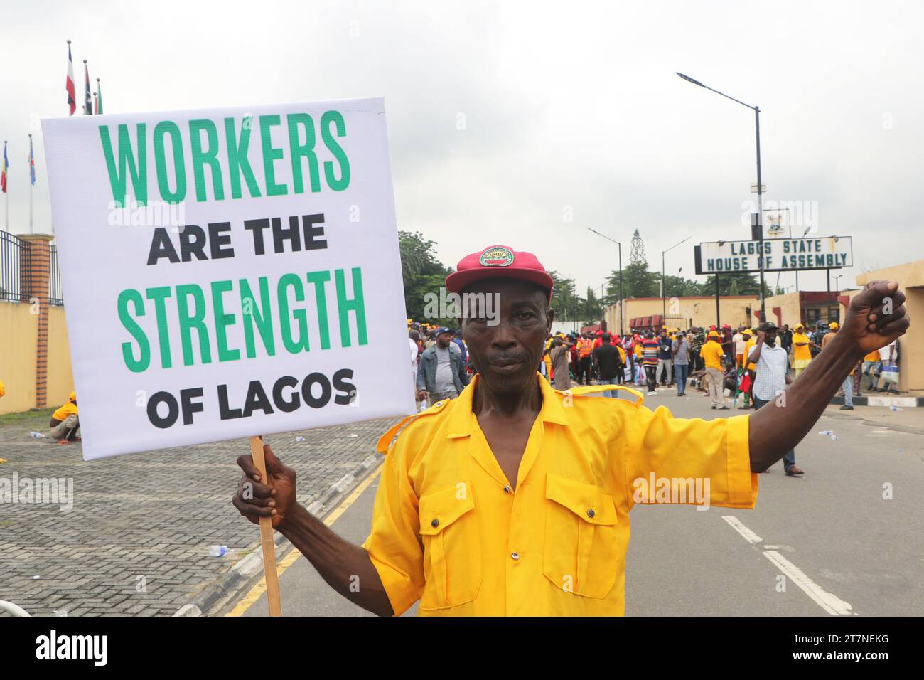 I membri del Congresso sindacale (TUC) e dell'Associazione dei datori di lavoro del trasporto stradale della Nigeria, RTEAN si riuniscono per protestare contro il divieto di operazioni RTEAN da parte del governo dello stato di Lagos a Ikeja, Lagos, Nigeria. Foto Stock