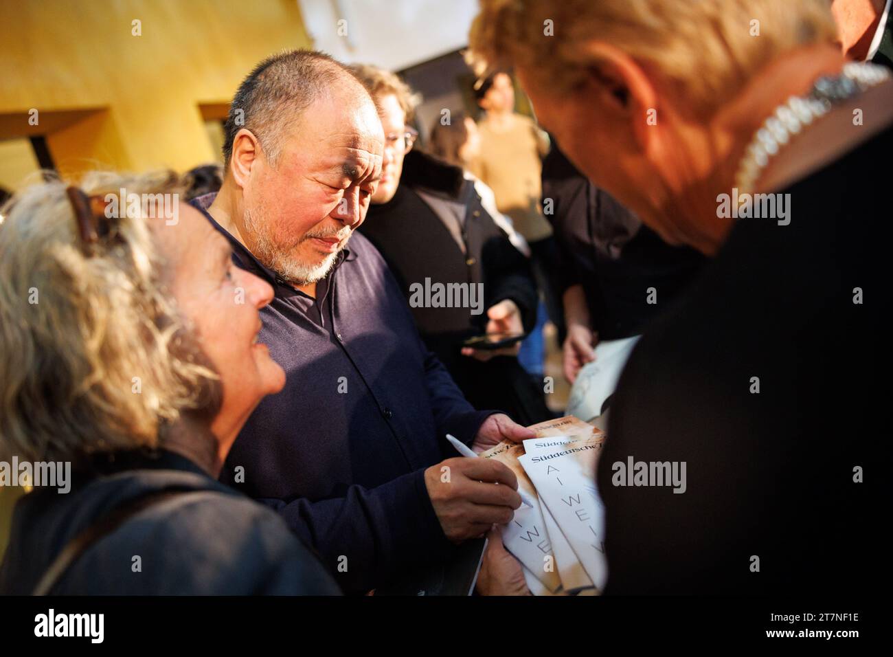 Monaco, Germania. 16 novembre 2023. Ai Weiwei, artista concettuale cinese, firma autografi in un evento per il lancio della rivista Süddeutsche Zeitung 'Edizione 46 - ai Weiwei' presso il Lenbachhaus. Crediti: Matthias Balk/dpa/Alamy Live News Foto Stock