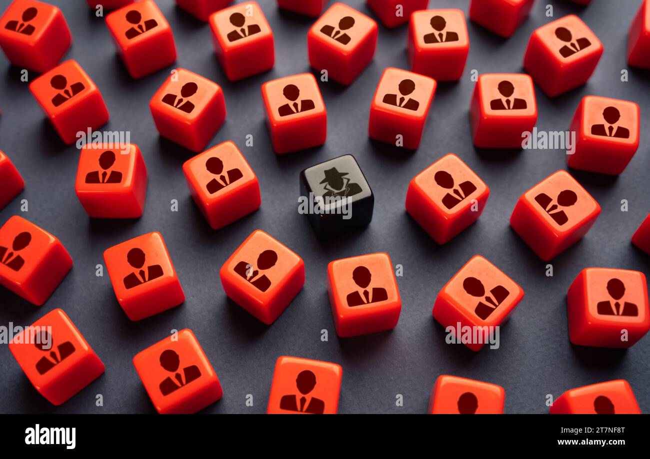 Una spia tra i lavoratori. Sovversione, sabotaggio. Fermare la fuga di informazioni aziendali. Spionaggio industriale e finanziario. Violazione del processo di lavoro. Foto Stock