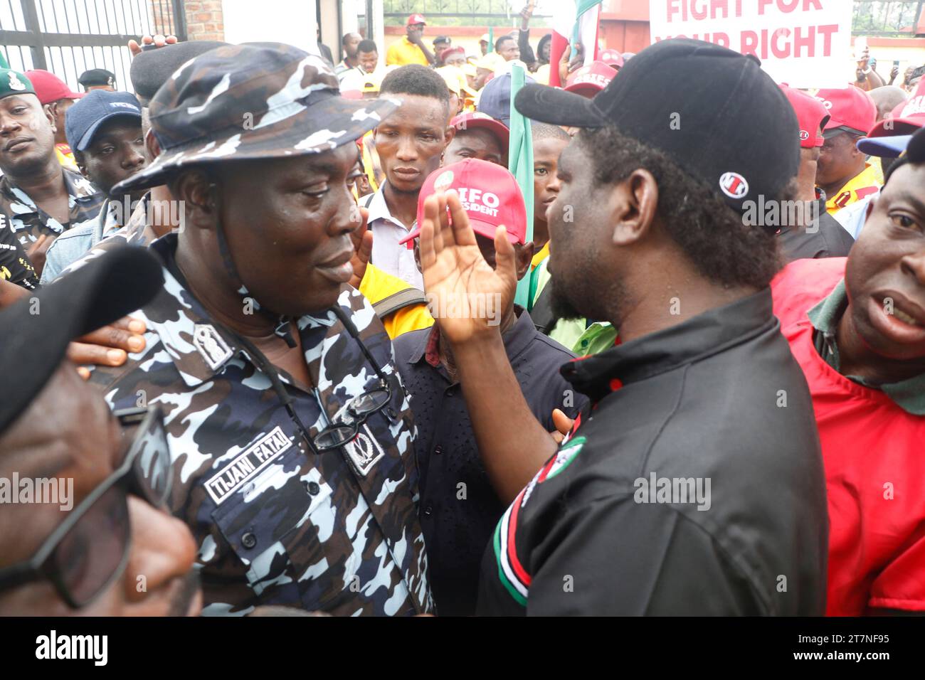 I membri del Congresso sindacale (TUC) e dell'Associazione dei datori di lavoro del trasporto stradale della Nigeria, RTEAN si riuniscono per protestare contro il divieto di operazioni RTEAN da parte del governo dello stato di Lagos a Ikeja, Lagos, Nigeria. Foto Stock