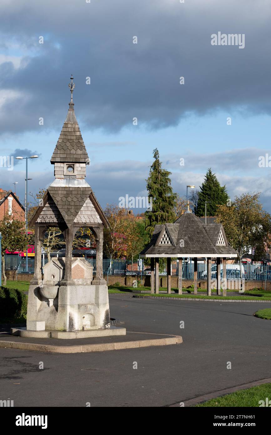 La fontana e il rifugio per bere, Lightwoods Park, Bearwood, Birmingham, West Midlands, Inghilterra, Regno Unito Foto Stock