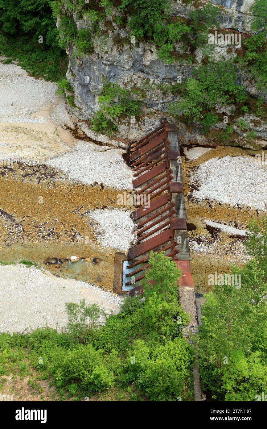Sistema di controllo delle inondazioni, barriera di inondazione montana. Laghetti del Leno Trembileno, Val Terragnolo, Rovereto, Italia Foto Stock