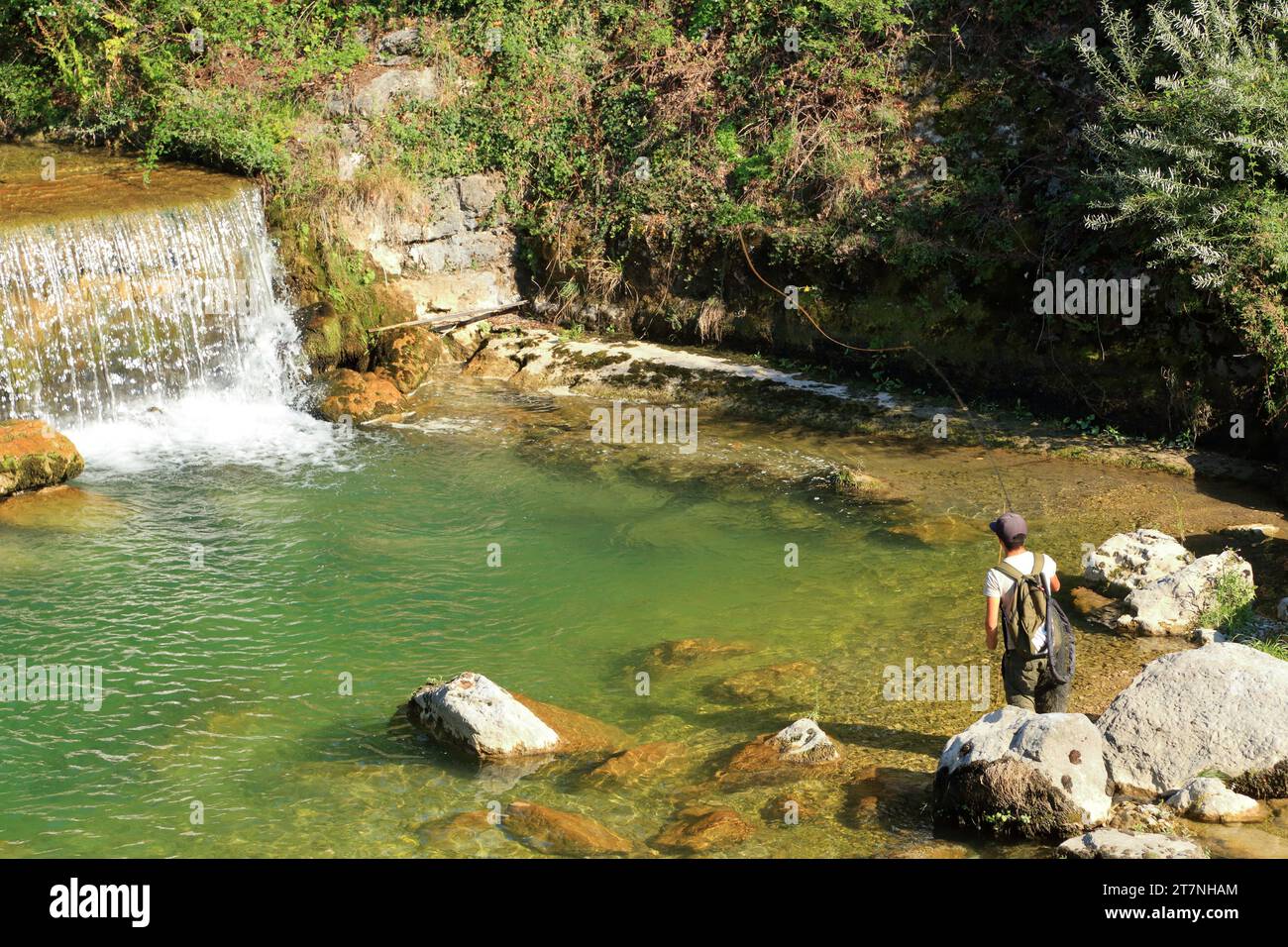 Pesca con la mosca nel torrente Leno, Rovereto, Italia Foto Stock