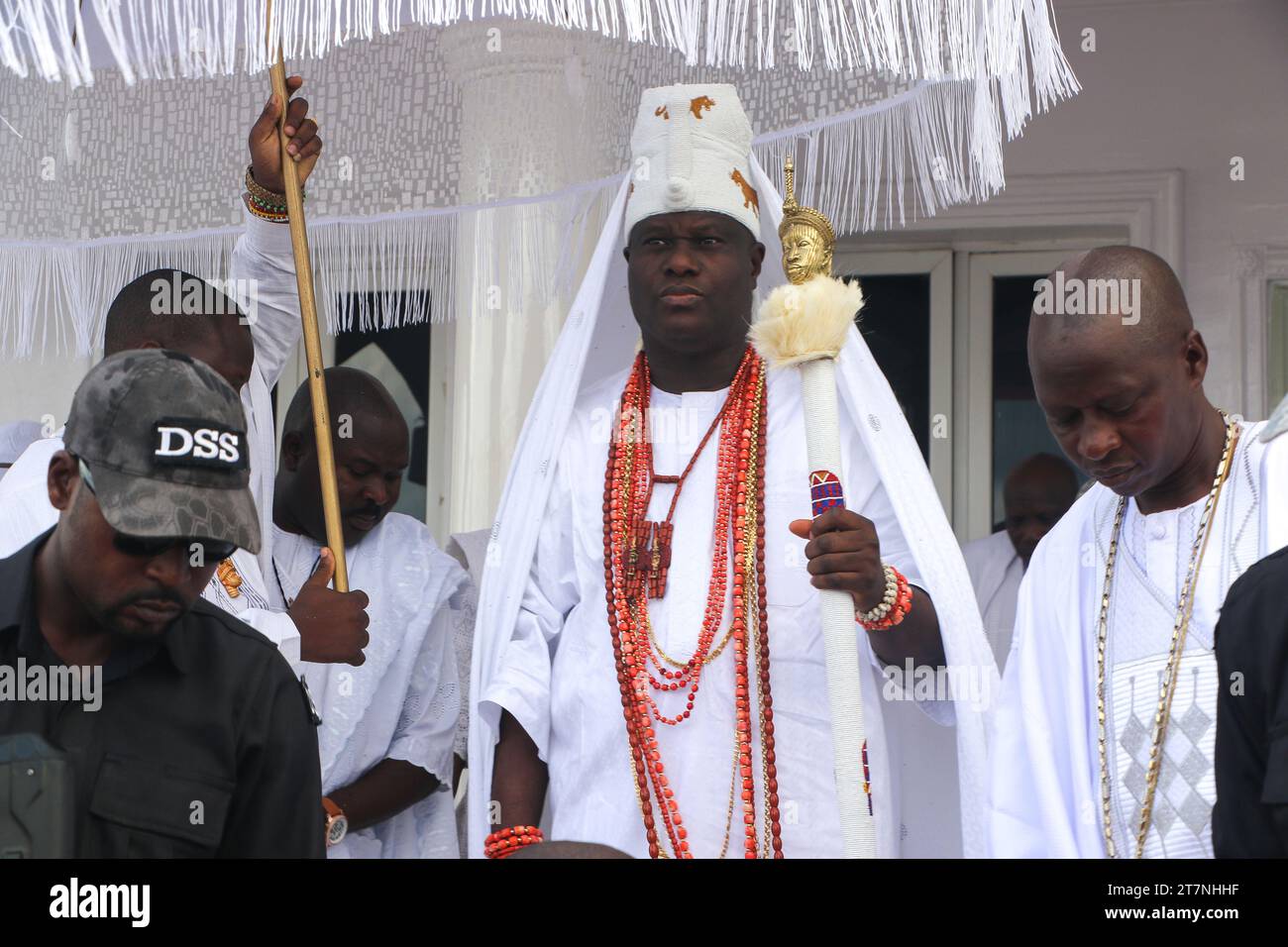 Oba Adeyeye Enitan Ogunwusi (centro) l'OONI di Ife, il monarca tradizionale celebra la celebrazione del Festival Olojo a Ile-Ife, nello stato di Osun. Il festival Olojo è una celebrazione di Ogun, dio del ferro, commemora la discesa di Oduduwa a Ile-Ife, la celebrazione della prima alba, il primo pomeriggio e la prima notte della creazione. Il festival di Olojo è uno dei più antichi in Africa, celebrato in tutta la terra yoruba. Celebra l'alba del primo giorno di esistenza sulla Terra, dove il monarca indossa la sacra corona che ha un significato maggiore nella celebrazione Olojo, Nigeria. Foto Stock