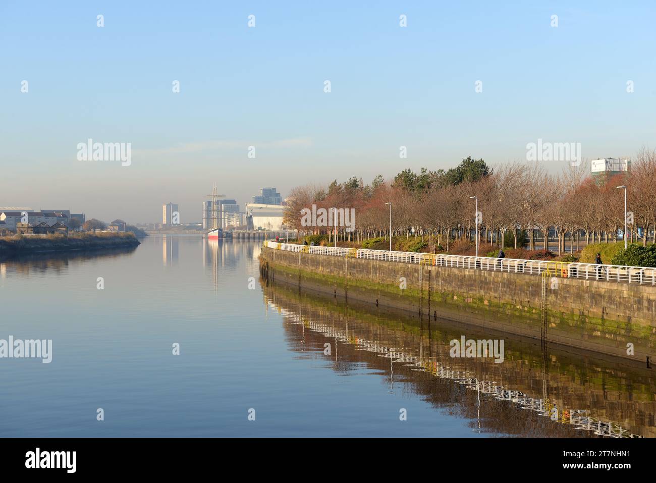 Stobcross Quay forma una passerella e una pista ciclabile nazionale sul lungofiume a Glasgow, Scozia. Foto Stock