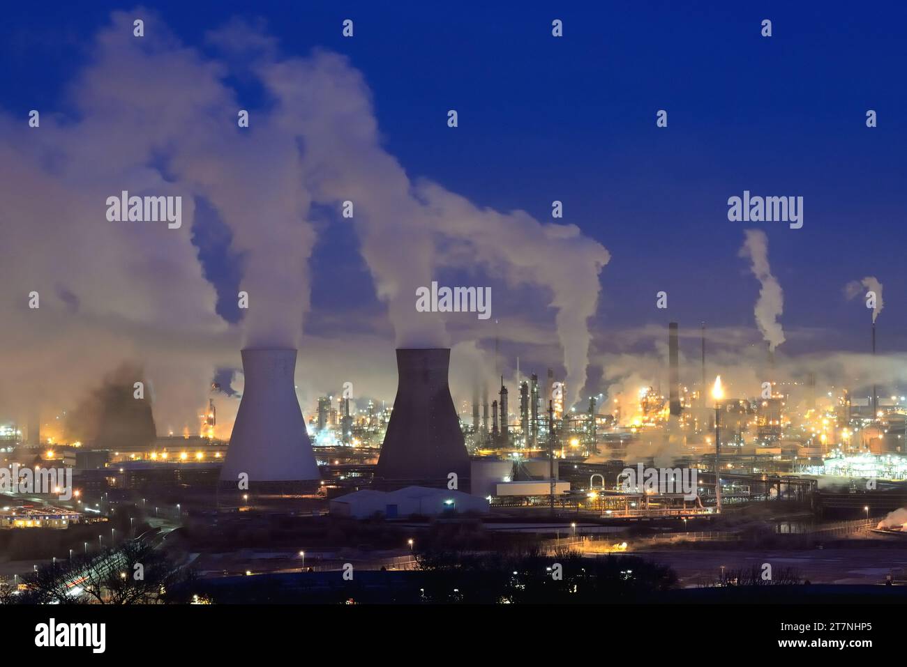 Inquinamento da vapore e luce della raffineria petrolchimica INEOS di Grangemouth all'alba di una mattina d'inverno, West Lothian, Scozia. Foto Stock