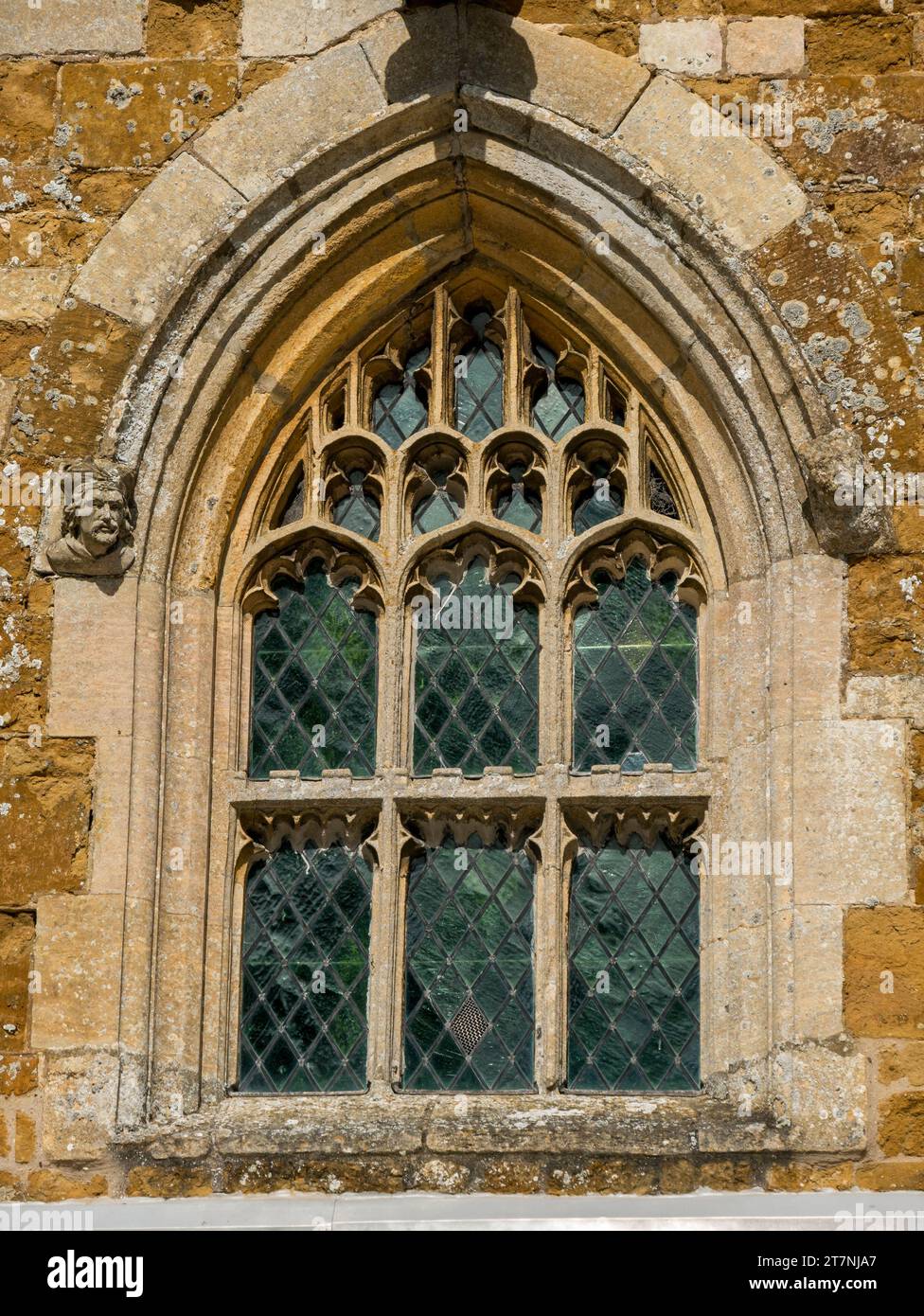 Vecchia finestra di vetro colorato e muratura gotica, St James Church, poco Dalby, melton mowbray, leicestershire, England, Regno Unito Foto Stock