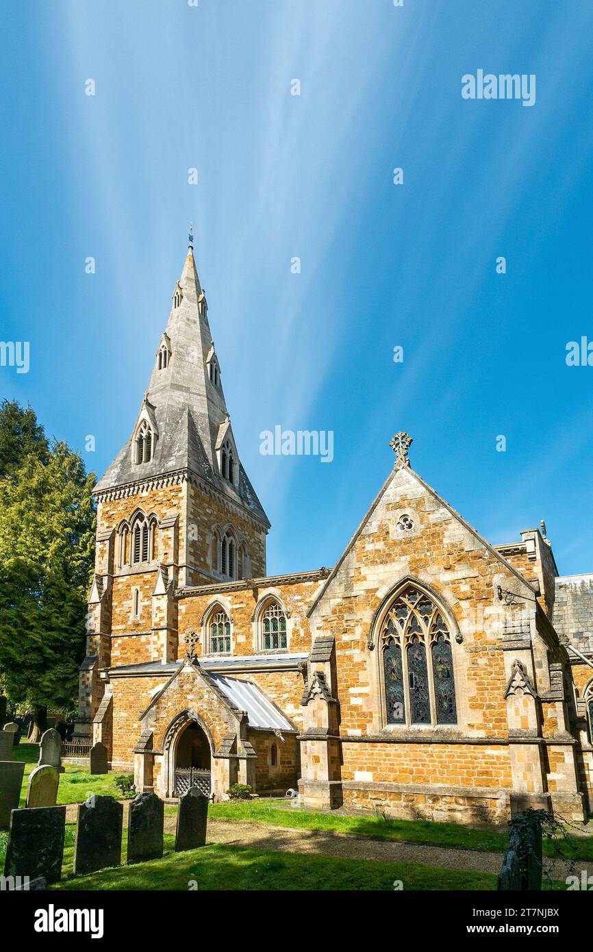 La splendida chiesa parrocchiale di St James nel villaggio di Little Dalby con un cielo blu spettacolare sopra, Leicestershire, Inghilterra, Regno Unito. Foto Stock