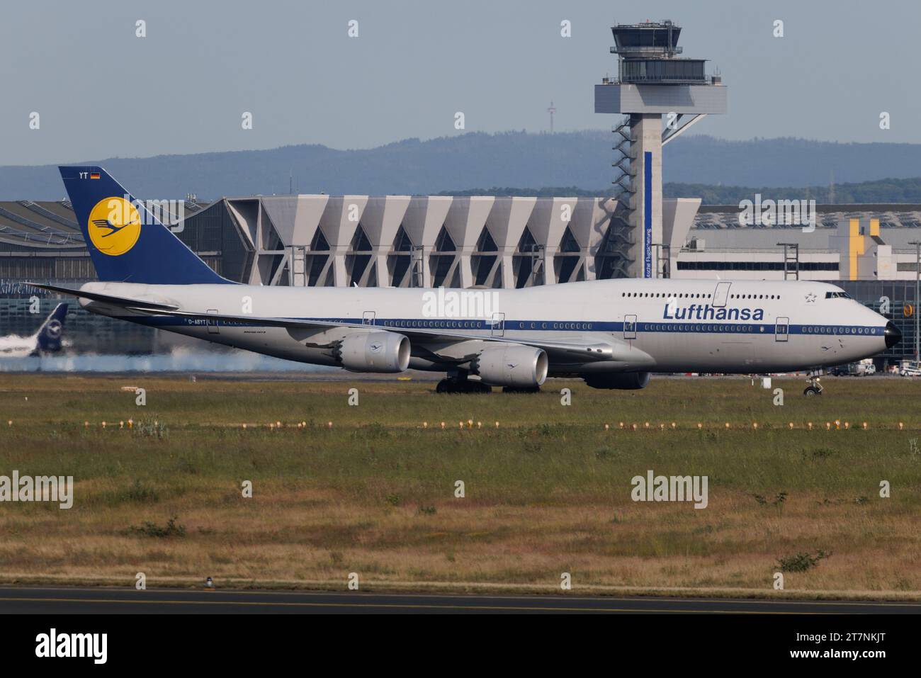 Lufthansa (LH : DLH) all'aeroporto di Francoforte (EDDF : fra) con un Boeing 747-830 B748 (D-ABYT : 37844). Foto Stock