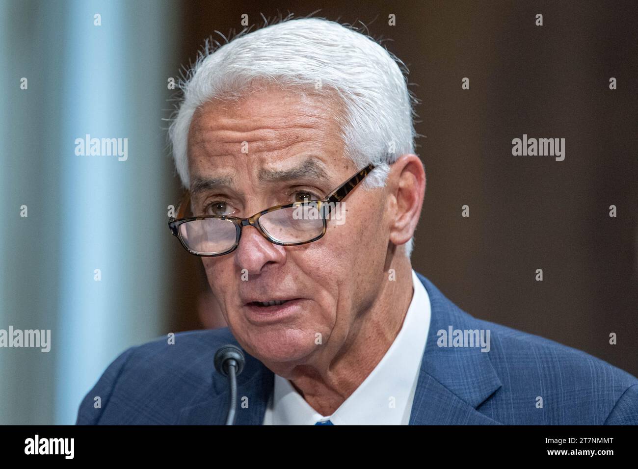 Washington, Stati Uniti d'America. 16 novembre 2023. Charlie Crist in un'audizione per le candidature per le relazioni estere del Senato per la sua nomina ad essere rappresentante degli Stati Uniti d'America nel Consiglio dell'Organizzazione dell'aviazione civile internazionale, con il grado di ambasciatore, nell'edificio degli uffici del Senato Dirksen a Washington DC giovedì 16 novembre, 2023.Credit: Annabelle Gordon/CNP/Sipa USA Credit: SIPA USA/Alamy Live News Foto Stock