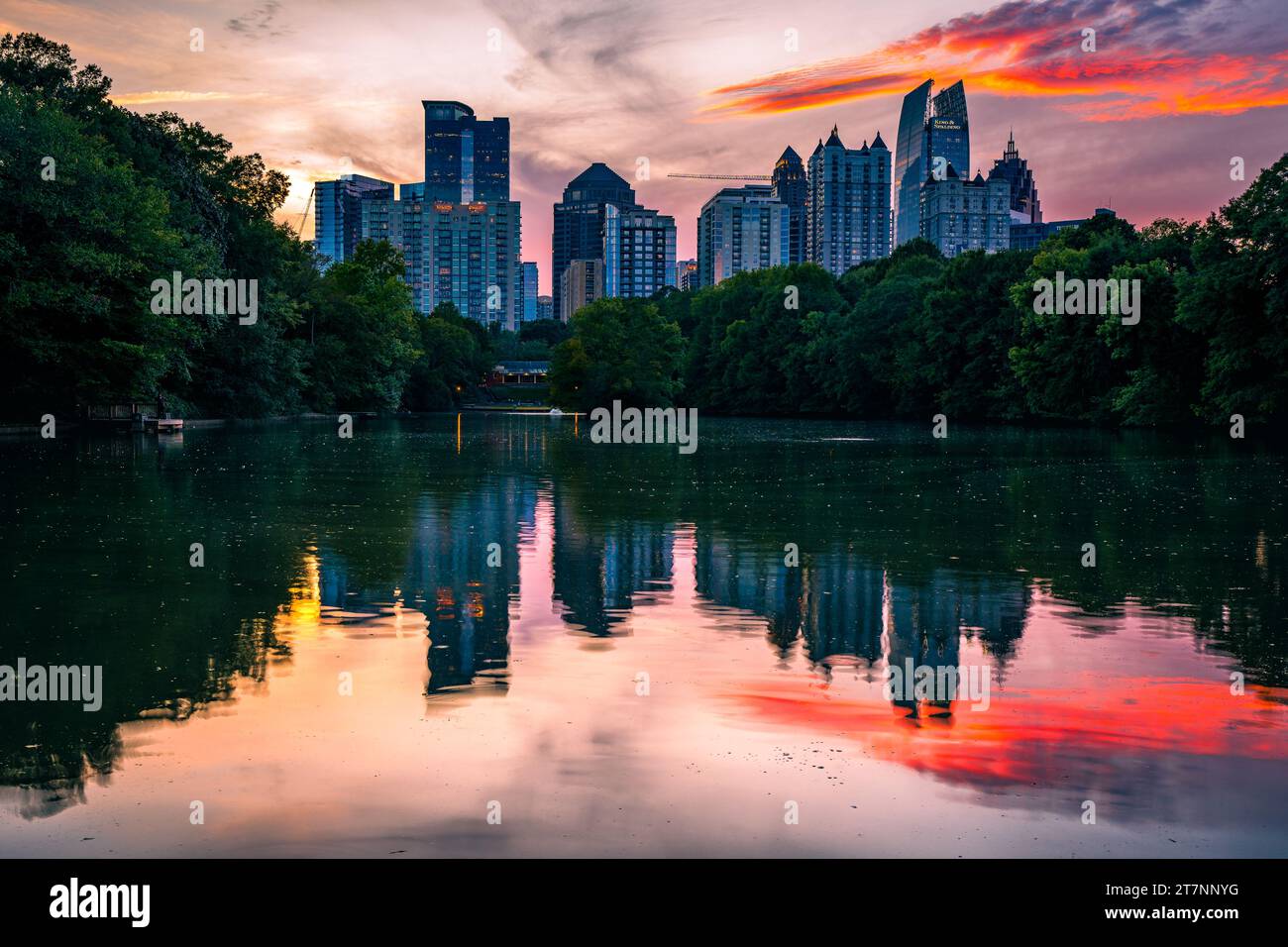 Vista panoramica dello skyline di Atlanta al tramonto scattata dal Piedmont Park nel centro di Atlanta. Foto Stock