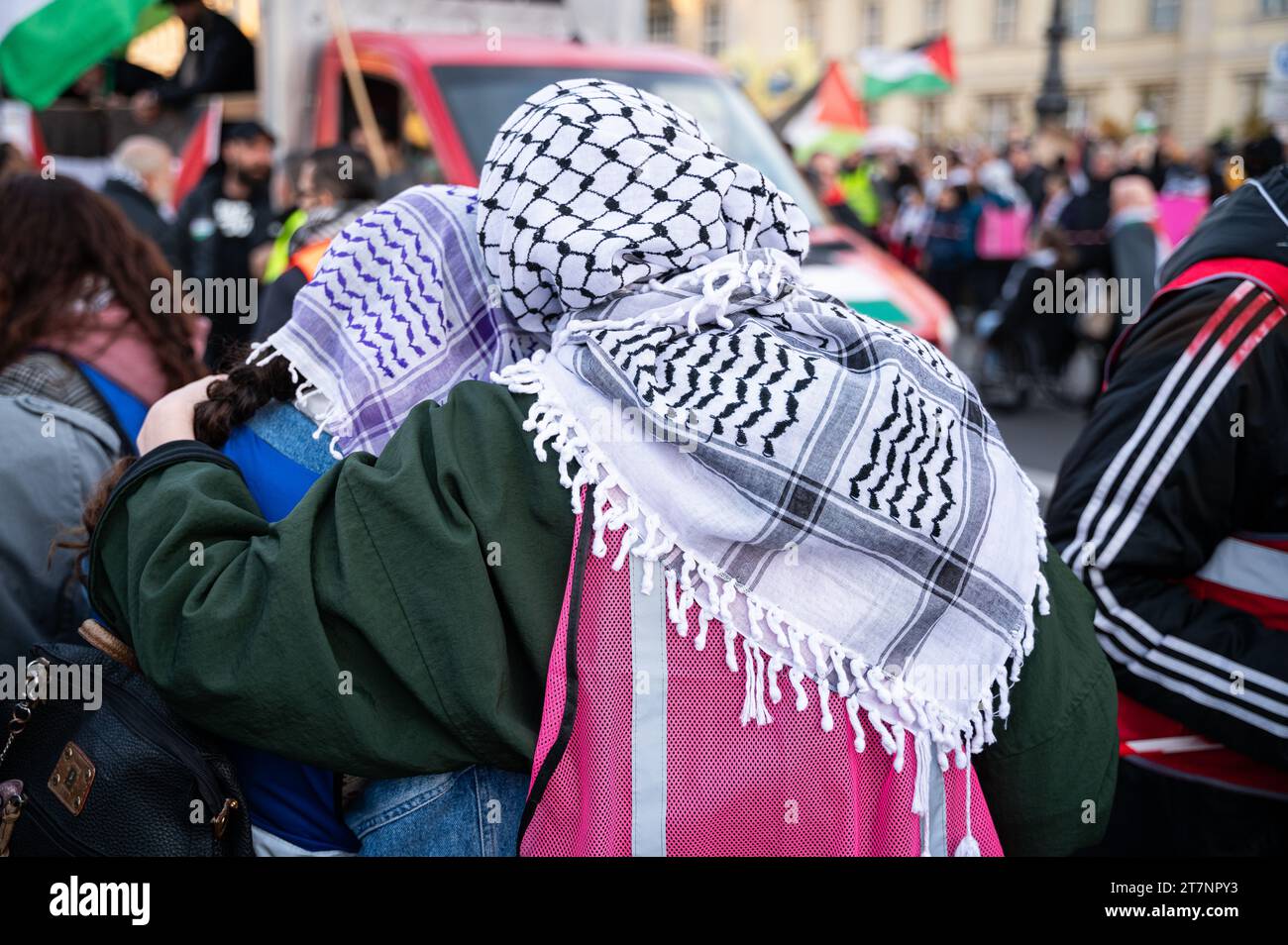 04.11.2023, Berlino, Germania, Europa - oltre 8.000 partecipanti manifestano la loro solidarietà e partecipano a una manifestazione a favore della Palestina e contro Israele. Foto Stock