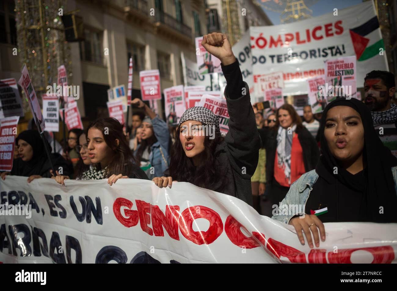 Malaga, Spagna. 16 novembre 2023. Una donna si vede alzare il pugno e cantare slogan mentre partecipa a una seconda manifestazione studentesca a sostegno della Palestina e di Gaza. Decine di studenti hanno partecipato a una protesta dell'unione studentesca chiedendo la fine del bombardamento di Gaza e in solidarietà con il popolo palestinese, nel mezzo della guerra tra Israele e Hamas. Credito: SOPA Images Limited/Alamy Live News Foto Stock