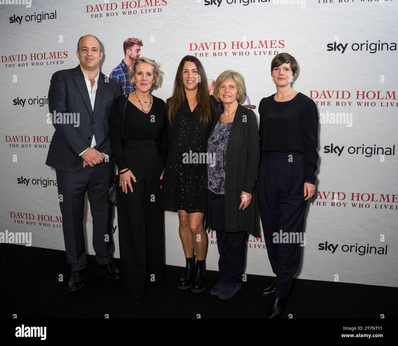 Londra, Regno Unito. 16 novembre 2023. Simon Chinn, Vanessa Davies, sue Latimer, Amy Stares, Poppy Dixon (produttori), assisti alla premiere britannica di "David Holmes: The Boy Who Lived" di Sky all'8 Northumberland Avenue. Il film è una storia in arrivo di età dello stuntman adolescente David Holmes, scelto per interpretare il doppietta stunt di Daniel Radcliffe nel primo film di Harry Potter, e che, mentre lavorava al penultimo film, era paralizzato da una debilitante lesione spinale. Crediti: Stephen Chung/EMPICS/Alamy Live News Foto Stock