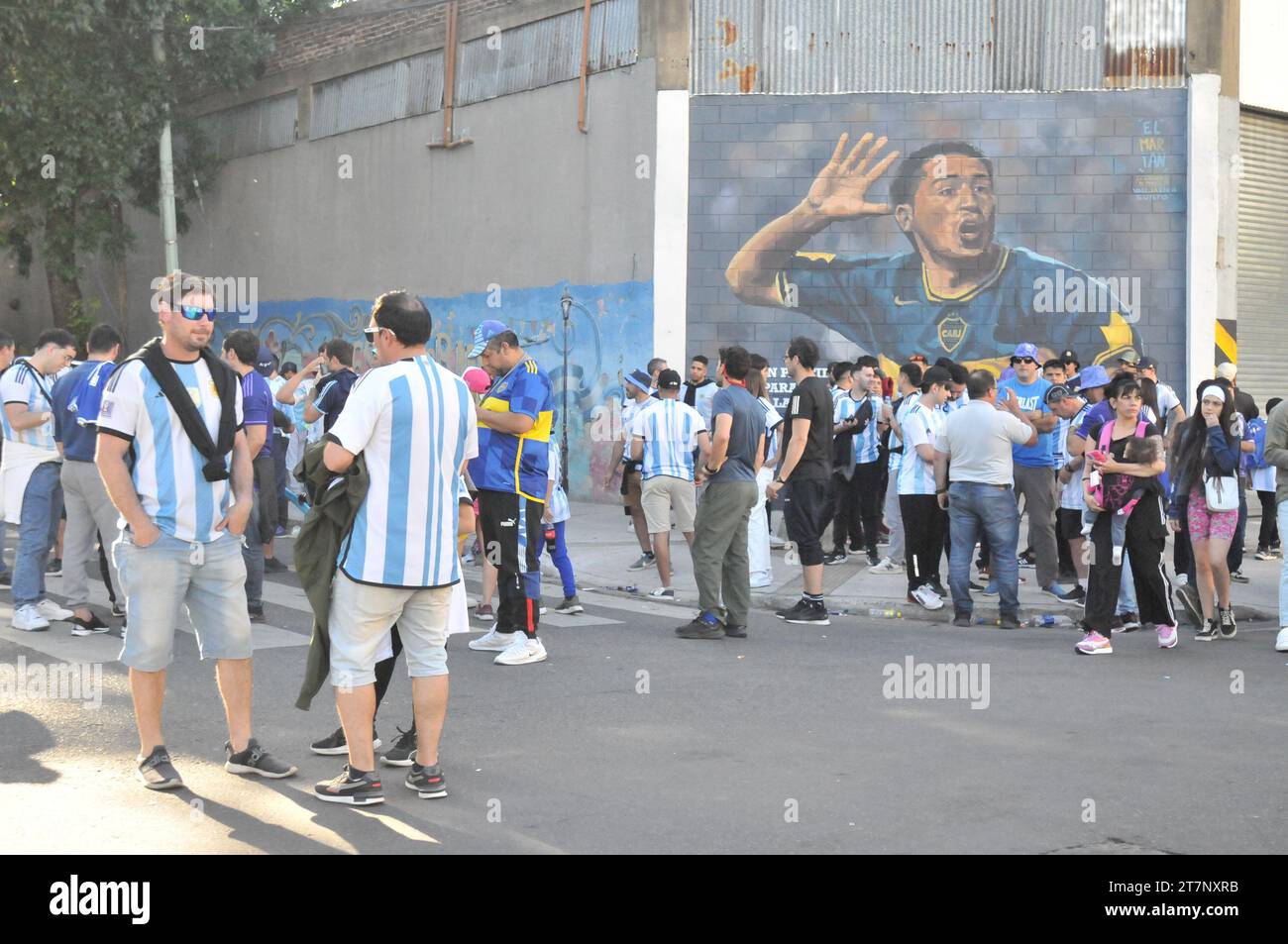 Buenos Aires, Argentina; 16 novembre 2023. I tifosi argentini arrivano allo stadio "Bombonera" per assistere alla partita tra Argentina e Uruguay per le qualificazioni CONMEBOL per la Coppa del mondo FIFA 2026 Foto Stock