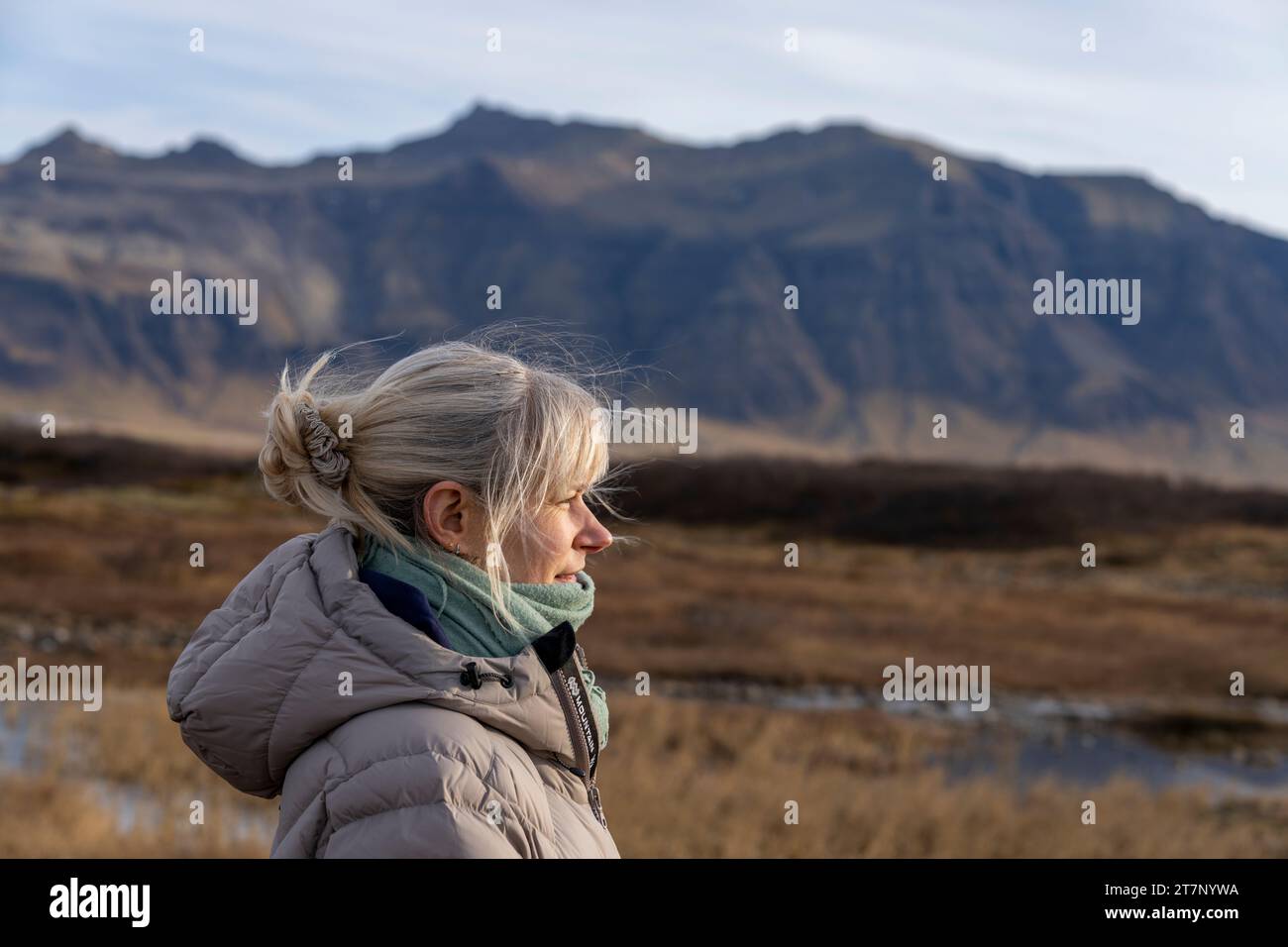 Turista nella penisola di Snaefellsnes in Islanda Foto Stock