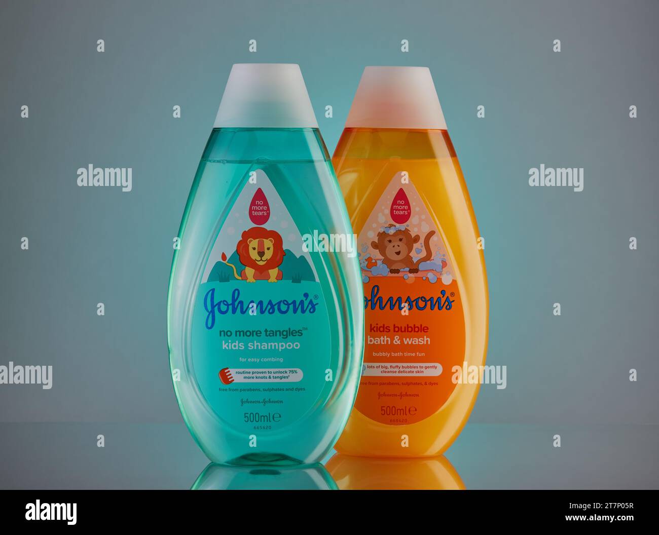 Mansfield, Nottingham, Regno Unito, 16 novembre 2023: Immagine del prodotto in studio di Johnson's Bath and Wash accanto allo shampoo Johnson's Kids. Foto Stock