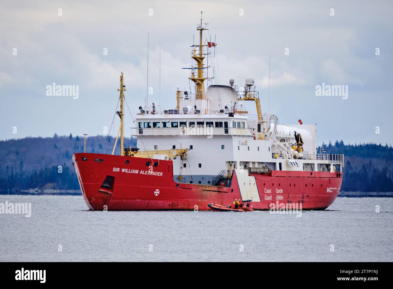 Nave della Guardia Costiera canadese rossa Sir William Alexander che naviga nel porto, con lo zodiaco Halifax, Canada. Foto Stock