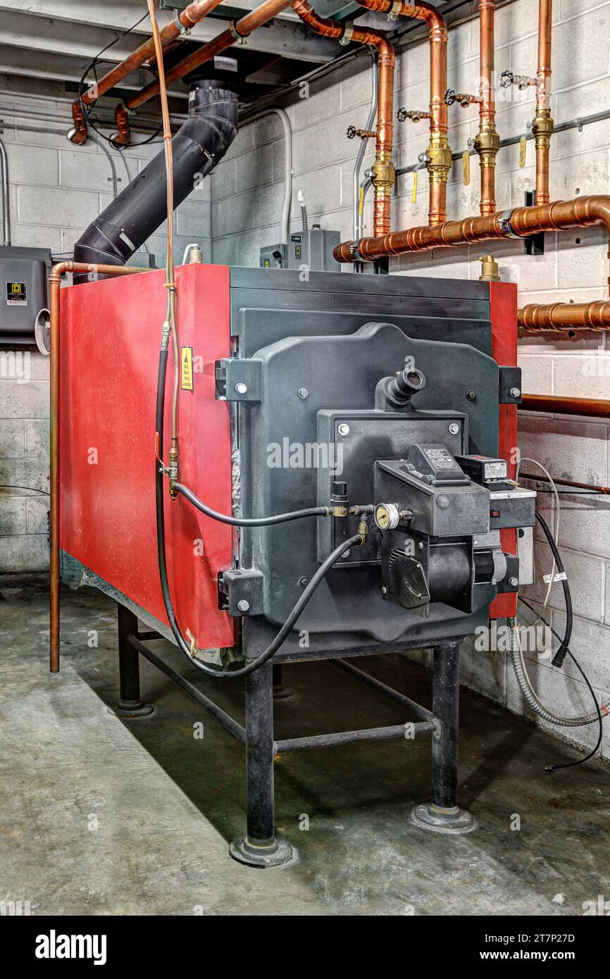 Una fornace utilizzata per bruciare l'olio esausto derivante dai cambi dell'olio per auto. Il calore proveniente dal forno viene utilizzato per riscaldare l'officina automobilistica che ha recuperato l'olio. Foto Stock