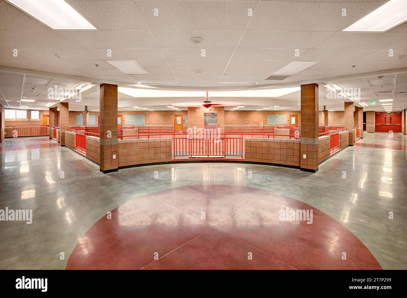 Il corridoio di una scuola elementare, con materiali per la costruzione a risparmio di denaro e lampade a LED controllate da computer ad alta efficienza. Foto Stock