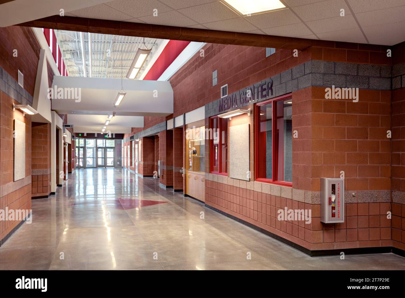 Il corridoio principale in una scuola elementare, con materiali di costruzione che consentono di risparmiare denaro e apparecchiature luminose a LED ad alta efficienza controllata da computer. Foto Stock