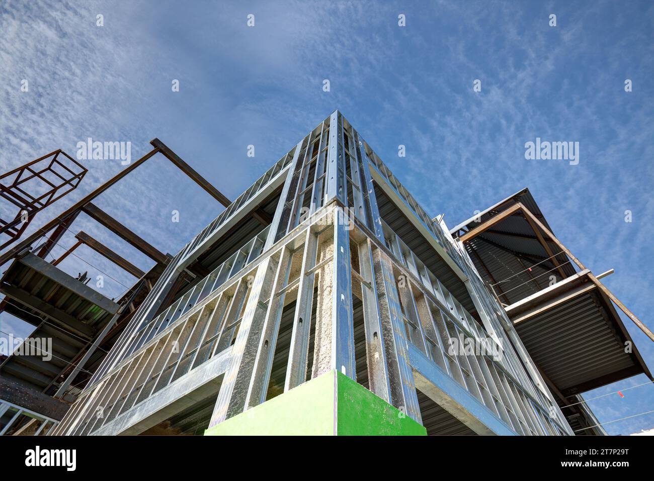 Un'immagine dal basso punto di vista della costruzione di prigionieri in acciaio utilizzata per incorniciare un grande edificio commerciale. Foto Stock