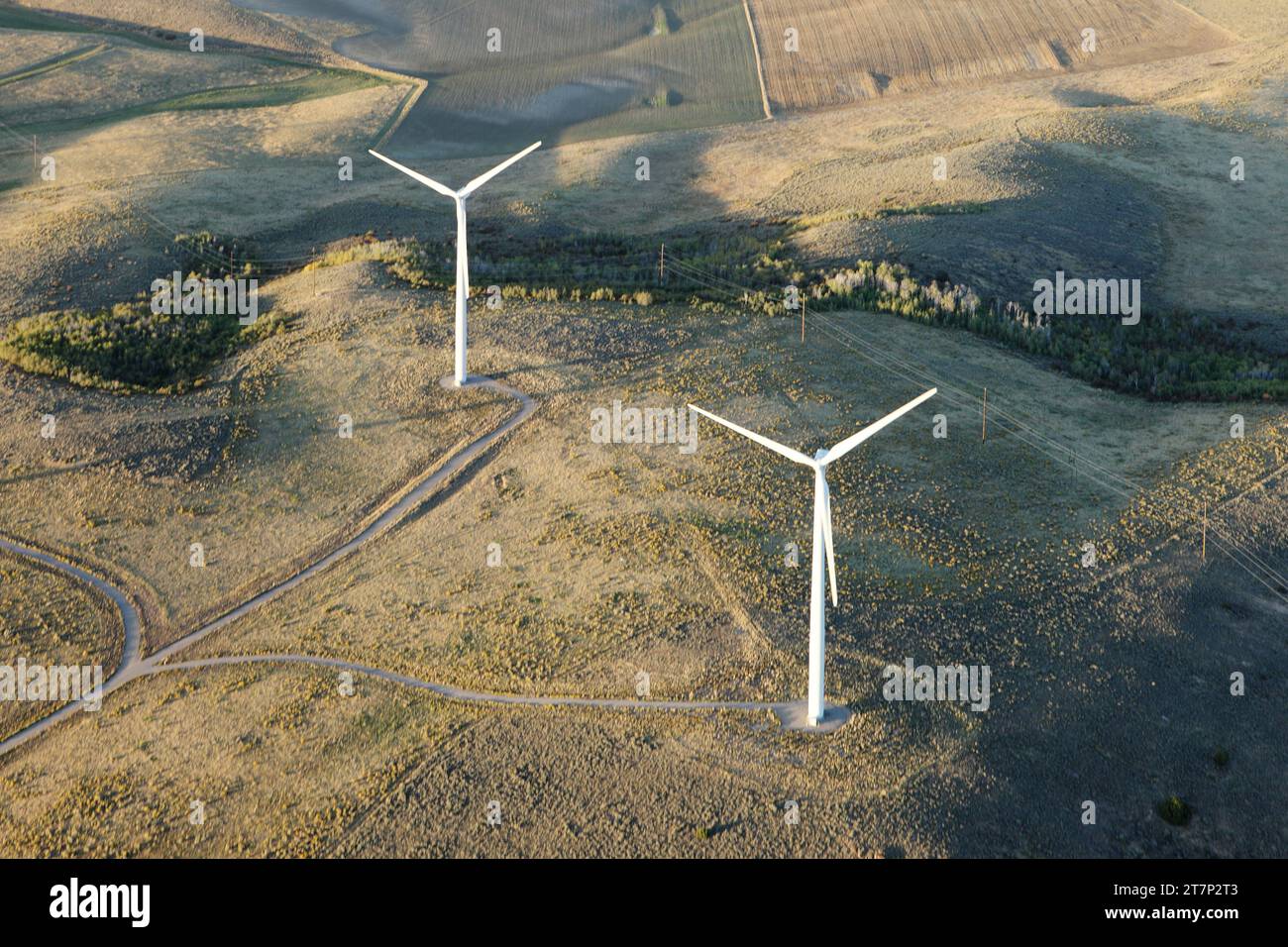 Una vista aerea di un gruppo di generatori eolici ecologicamente rispettosi del paesaggio dell'Idaho. Foto Stock