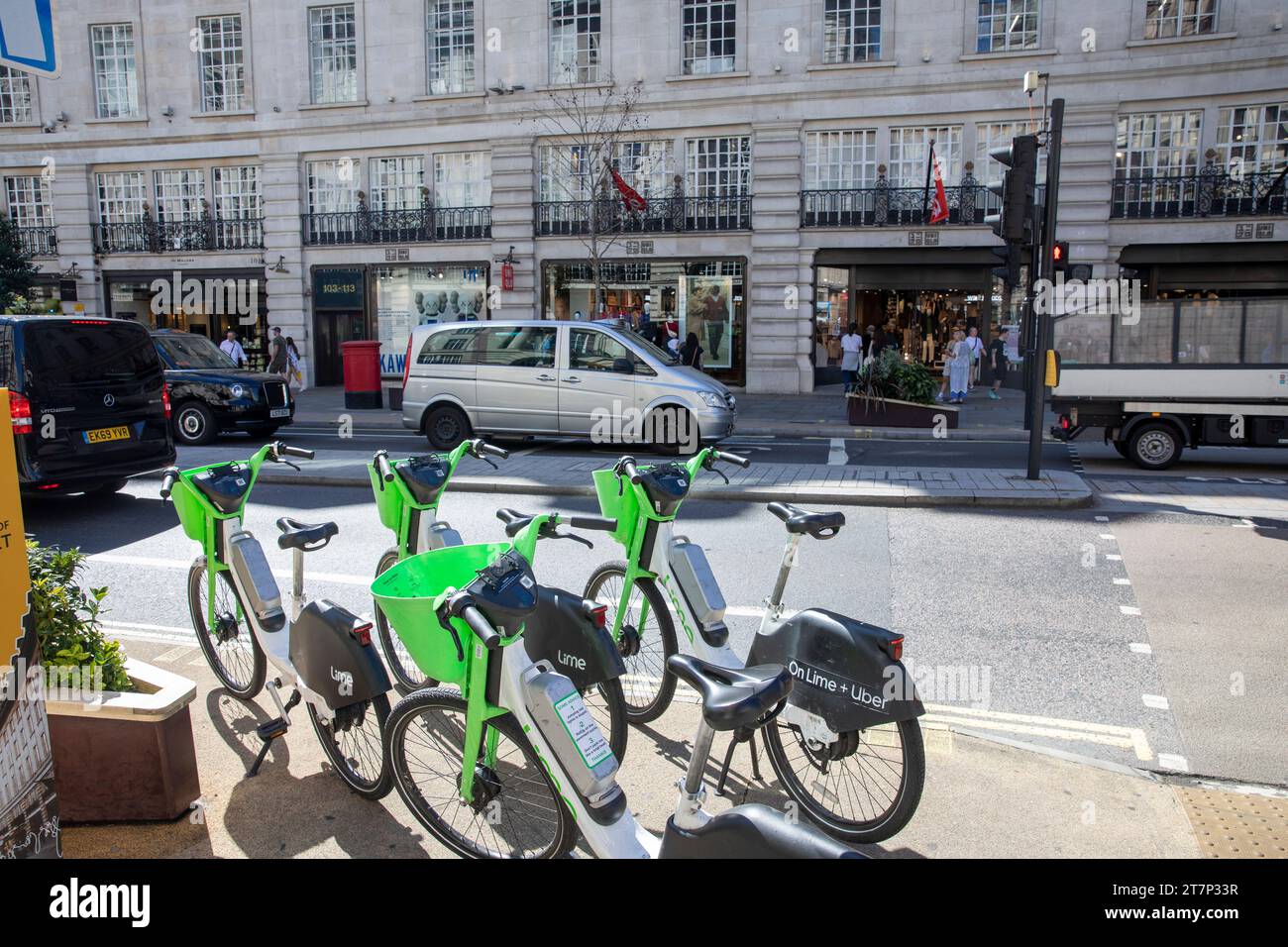 Noleggio biciclette elettriche Uber on line in Regent Street Londra, Inghilterra, Regno Unito, 2023 Foto Stock