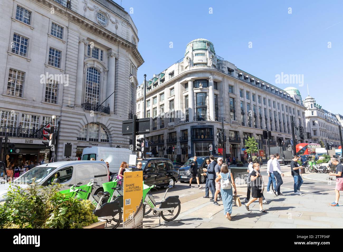 Regent Street Londra, autunno 2023, Blue Sky e People shopping e passeggiate lungo la famosa London Street, Inghilterra, Regno Unito, 2023 Foto Stock