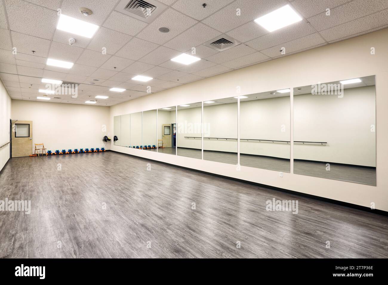 L'interno di un moderno studio di danza con pavimenti duri e specchi alle pareti. Foto Stock