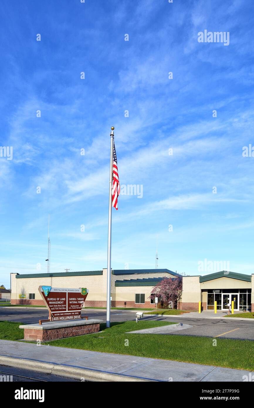 Un edificio per uffici del Bureau of Land Management, contro un cielo blu a Idaho Falls, Idaho. Foto Stock