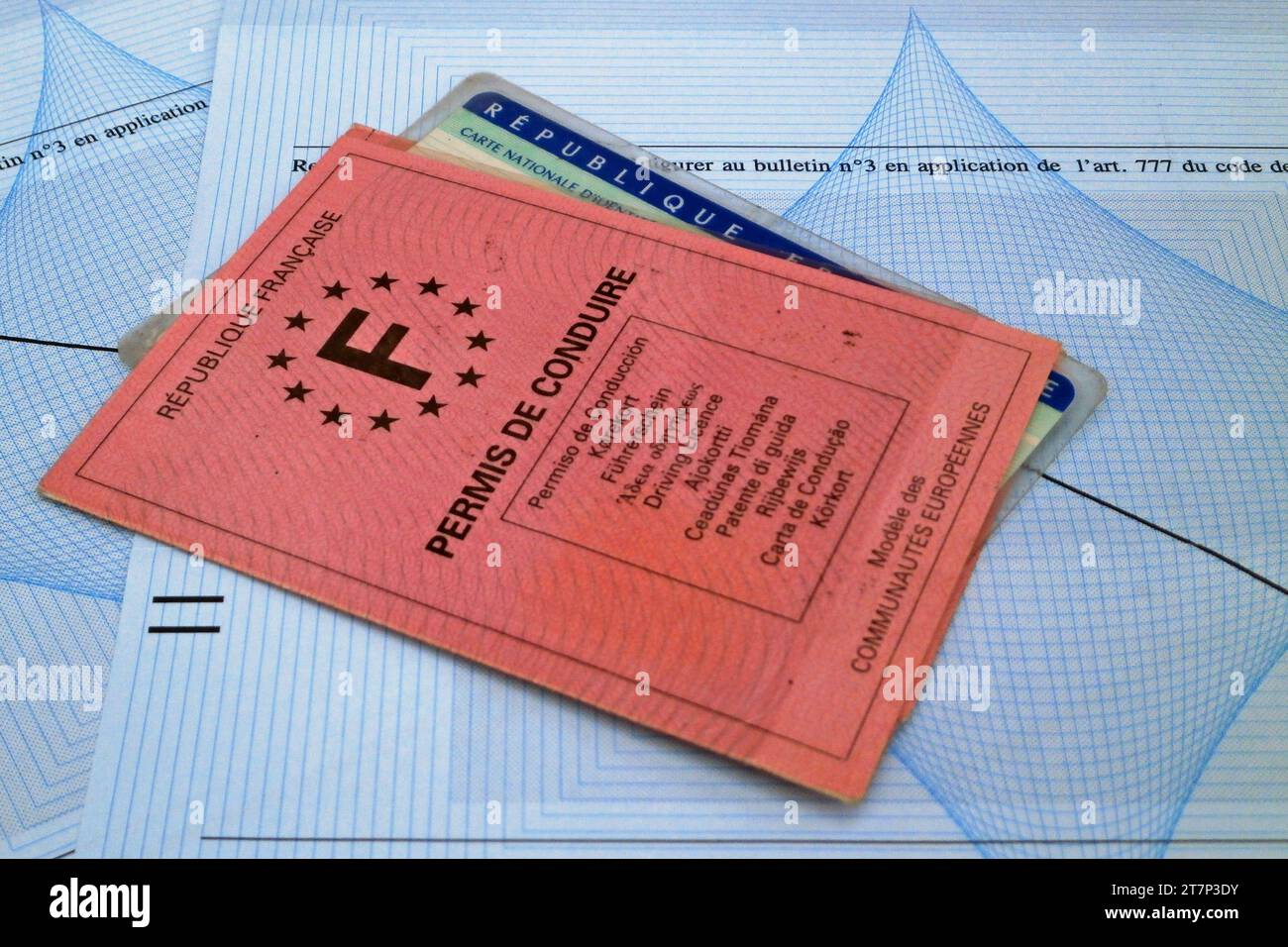 Una patente di guida francese e una carta d'identità in cima a un casellario penale francese (Bollettino n°3). Il presente bollettino contiene solo condanne per reati o abusi Foto Stock