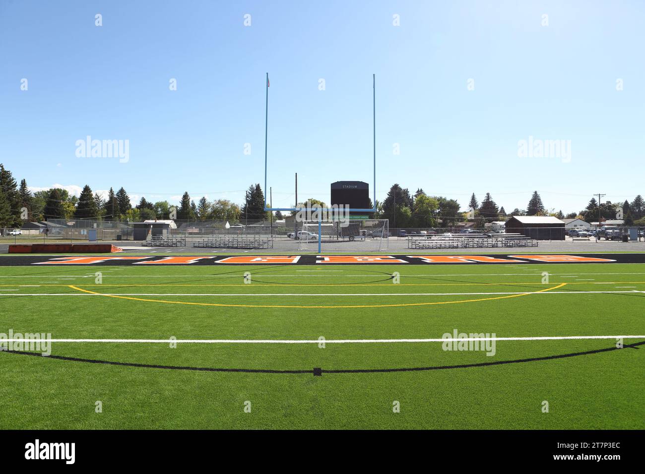 Recentemente installato verde artificiale o Astro Turf installato su un campo da calcio delle scuole superiori. Foto Stock