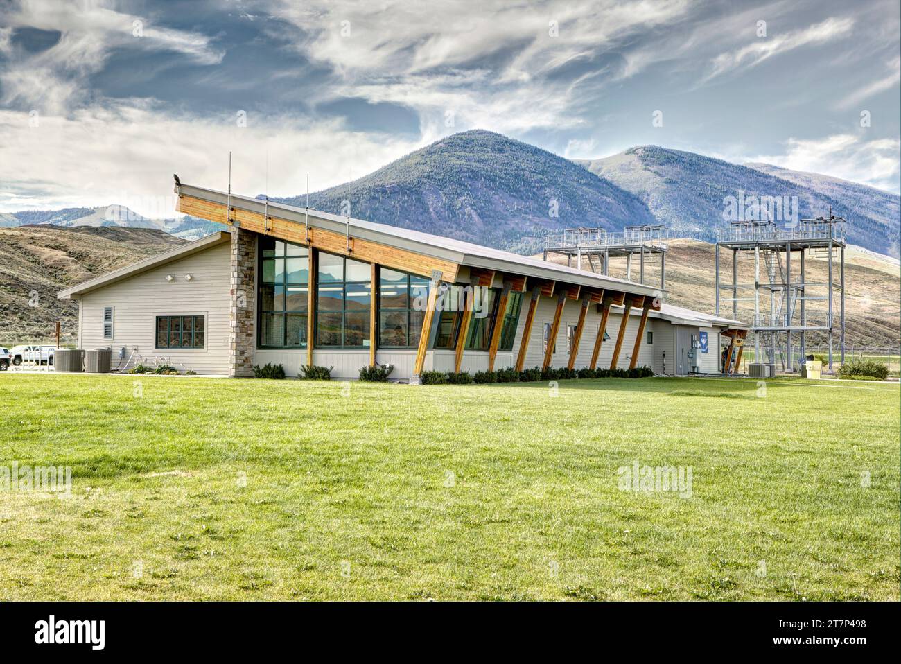 L'edificio della base aerea di salmone a Salmon, Idaho, con una torre di addestramento per rapaci con travi in acciaio, dove i vigili del fuoco si addestrano per sopprimere gli incendi a mountai Foto Stock