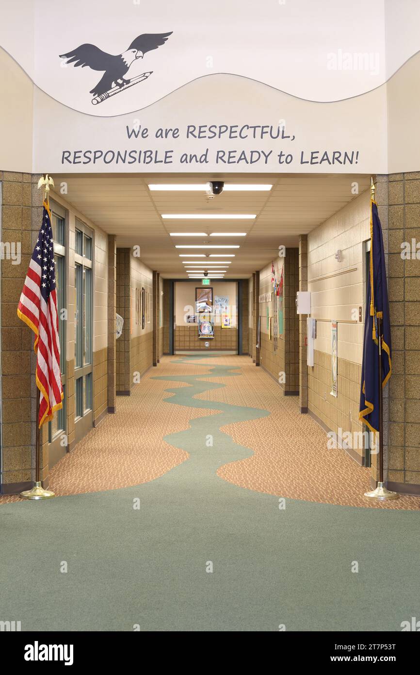 Il corridoio principale in una scuola elementare, con materiali di costruzione che consentono di risparmiare denaro e apparecchiature luminose a LED ad alta efficienza controllata da computer. Foto Stock