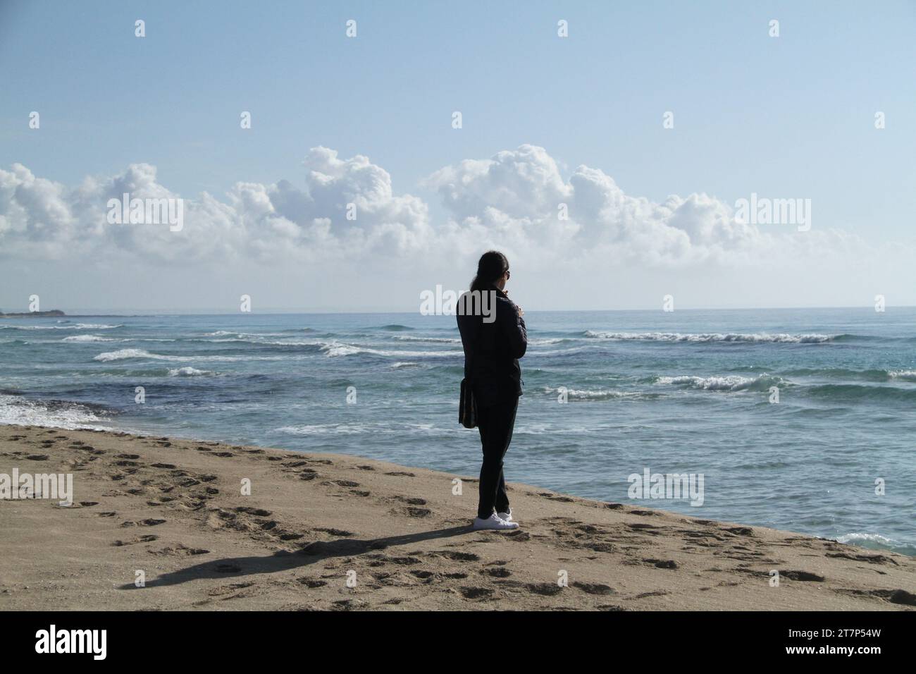 Punta Prosciutto, Puglia, Italia. Donna sola al mare. Foto Stock