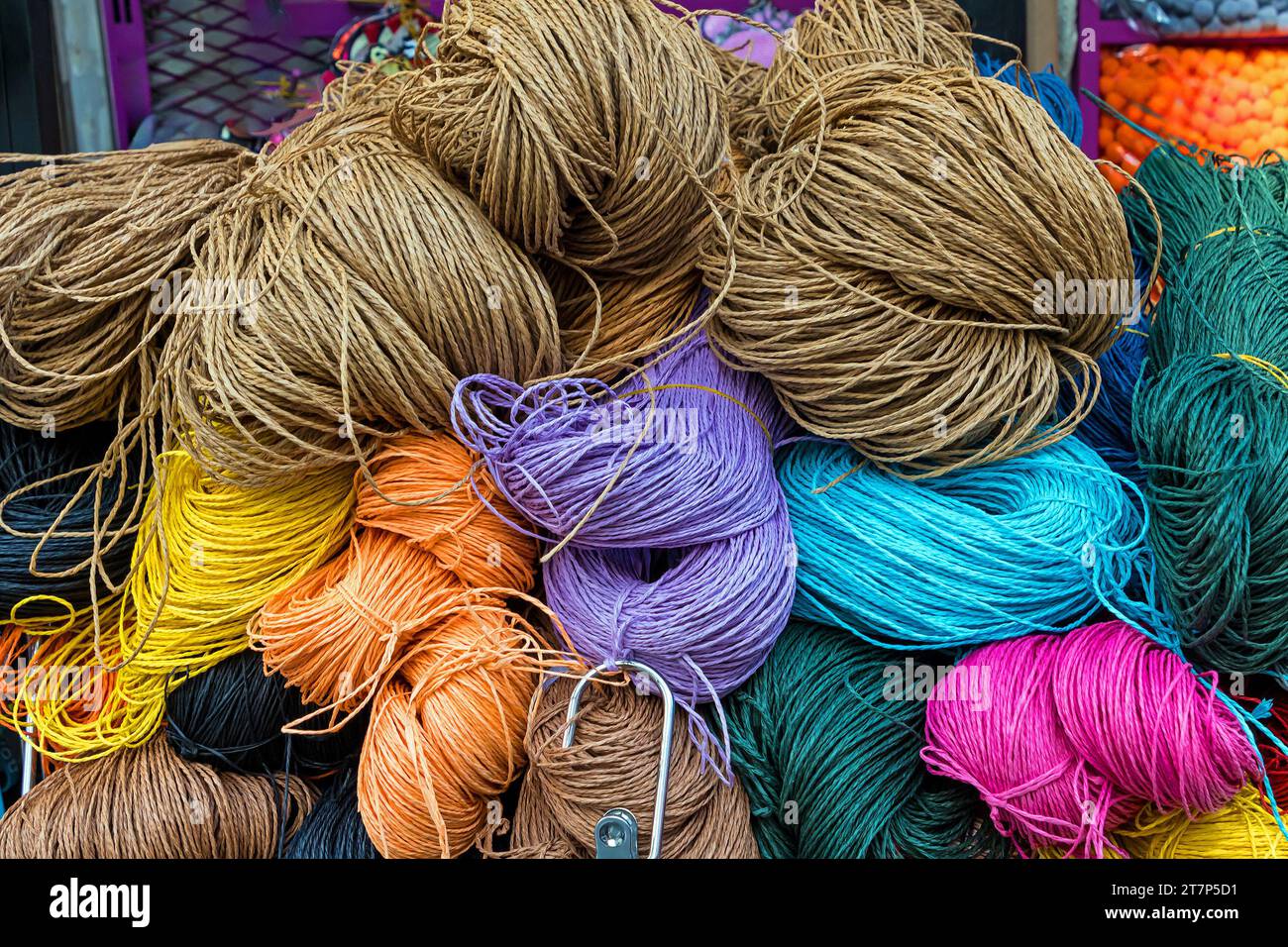 Pile di corde colorate decorative in fibre intrecciate utilizzate nella lavorazione a maglia Foto Stock