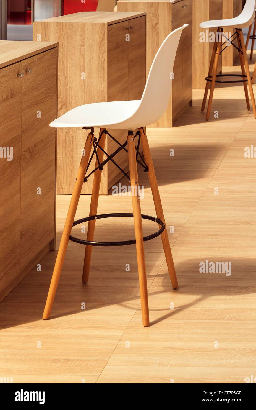 Sgabello alto bar con mobili all'interno di interni moderni Foto Stock