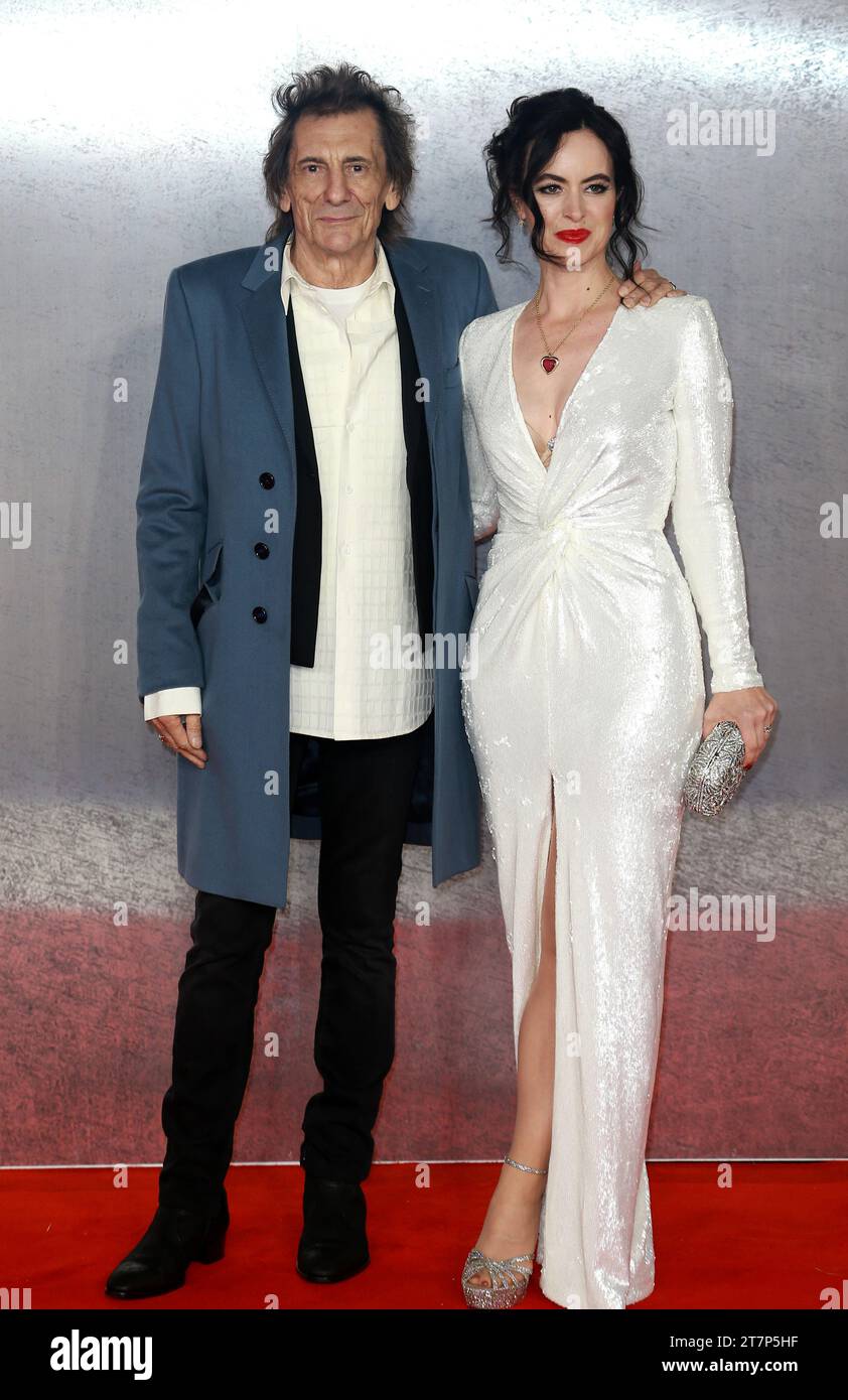 Londra, Regno Unito. 16 novembre 2023. Ronnie Wood e Sally Wood partecipano alla premiere "Napoleon" UK all'Odeon Luxe Leicester Square di Londra. Credito: SOPA Images Limited/Alamy Live News Foto Stock