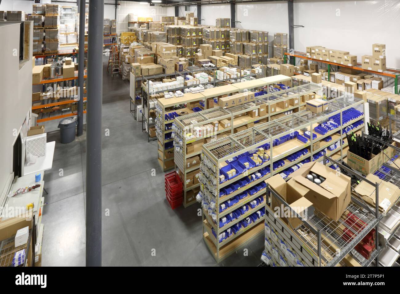 Vista dall'alto degli scaffali e degli scaffali di un moderno magazzino organizzato. Foto Stock