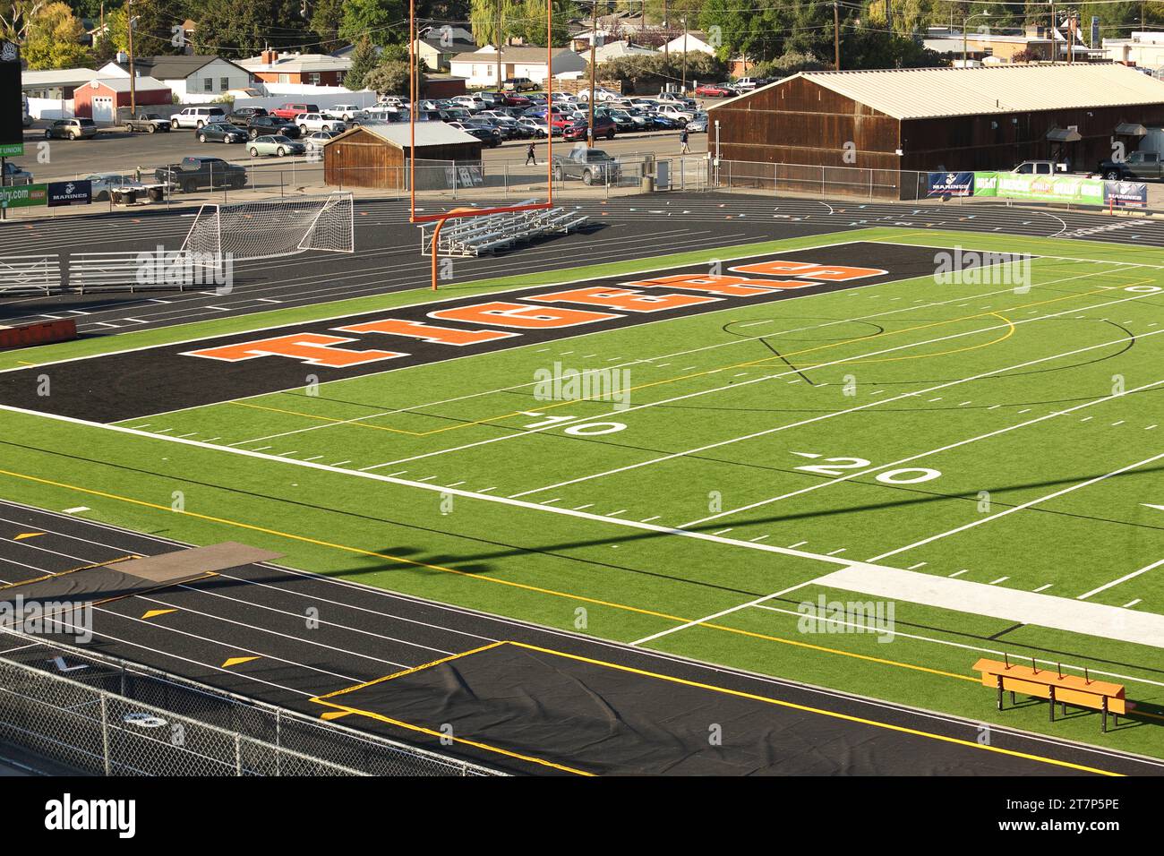Un campo da football della scuola superiore ristrutturato di recente, con un nuovo terreno artificiale. Foto Stock