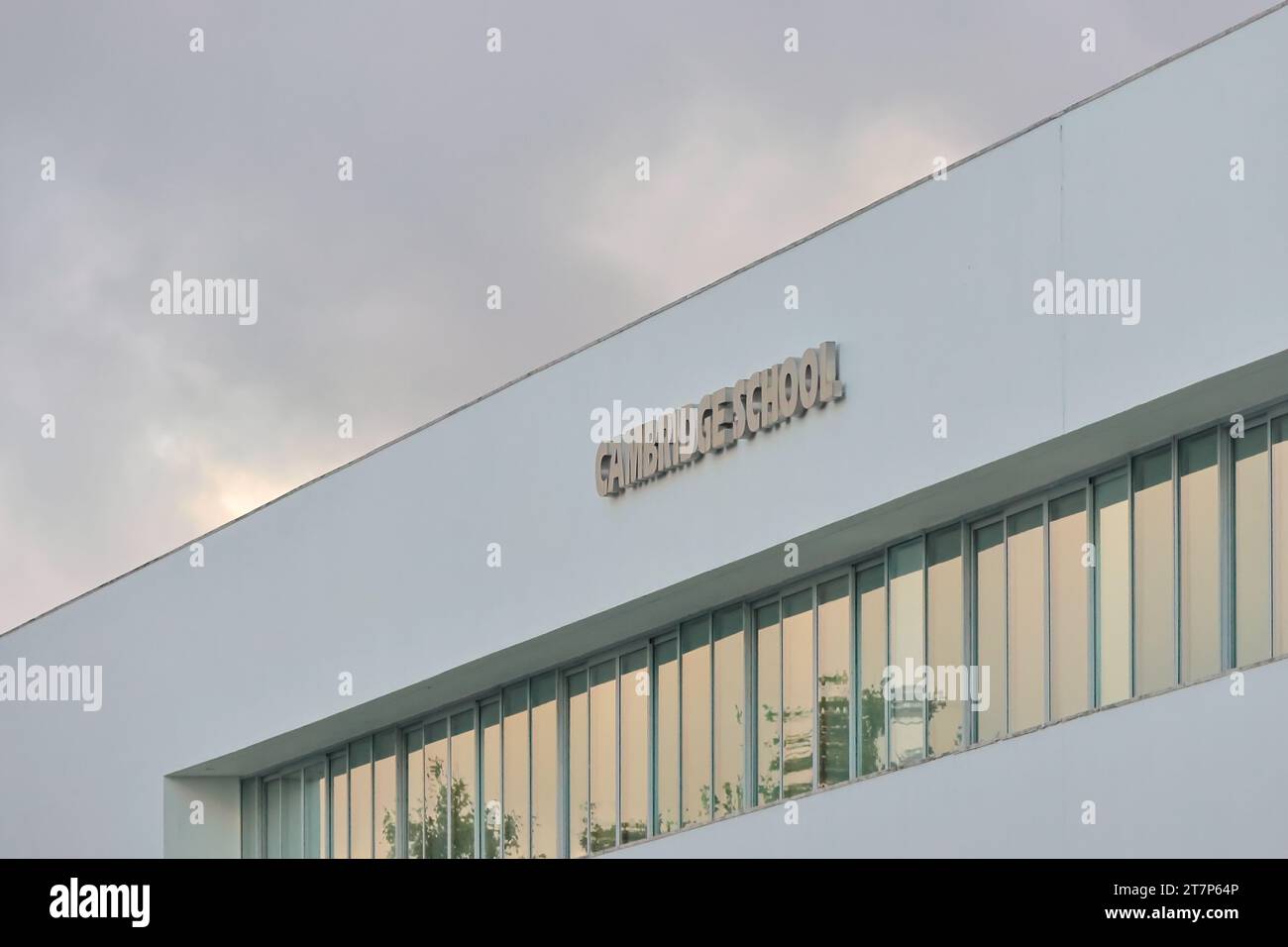 Via Alameda dos Oceanos, Parque das Nações, Lisbona, Portogallo il 15 novembre 2023, edificio della scuola di Cambridge Foto Stock