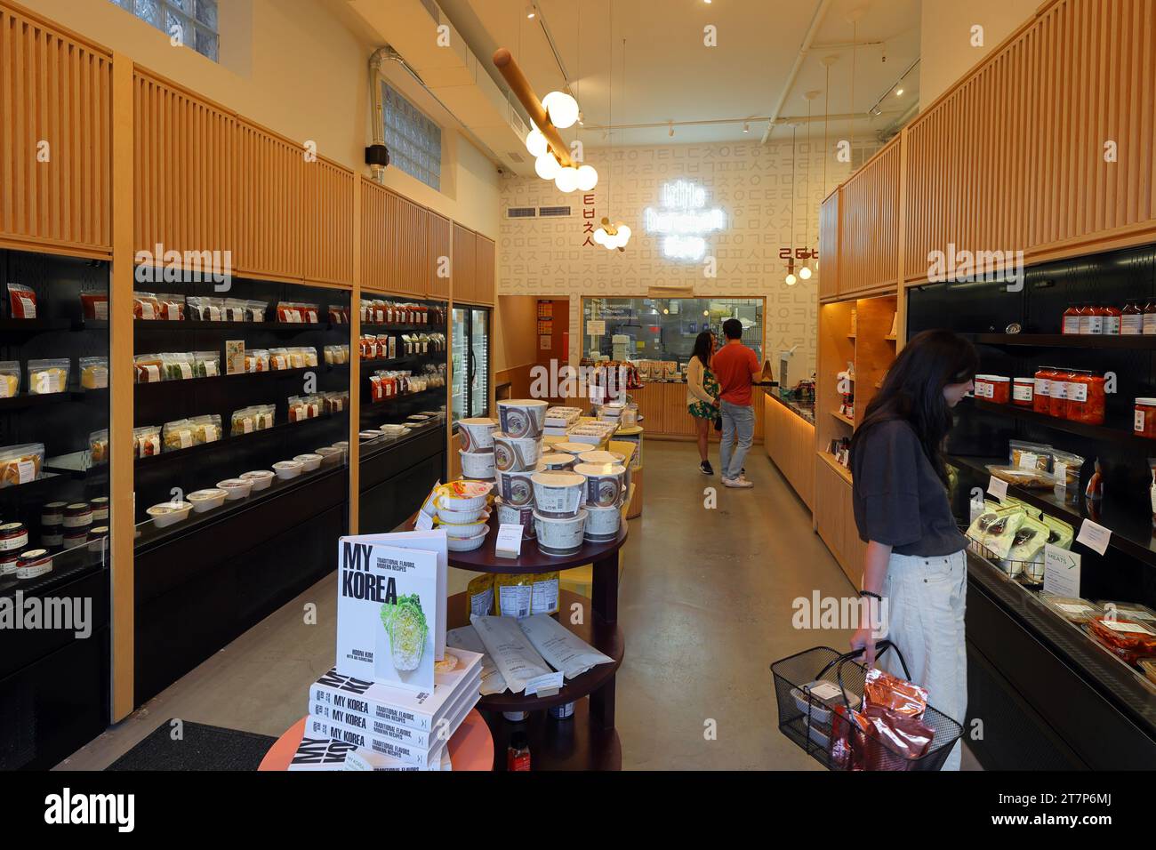 Little Banchan Shop, 5-28 49th Ave, Queens, New York. Interno di un negozio di cibi coreani a Long Island City. Foto Stock