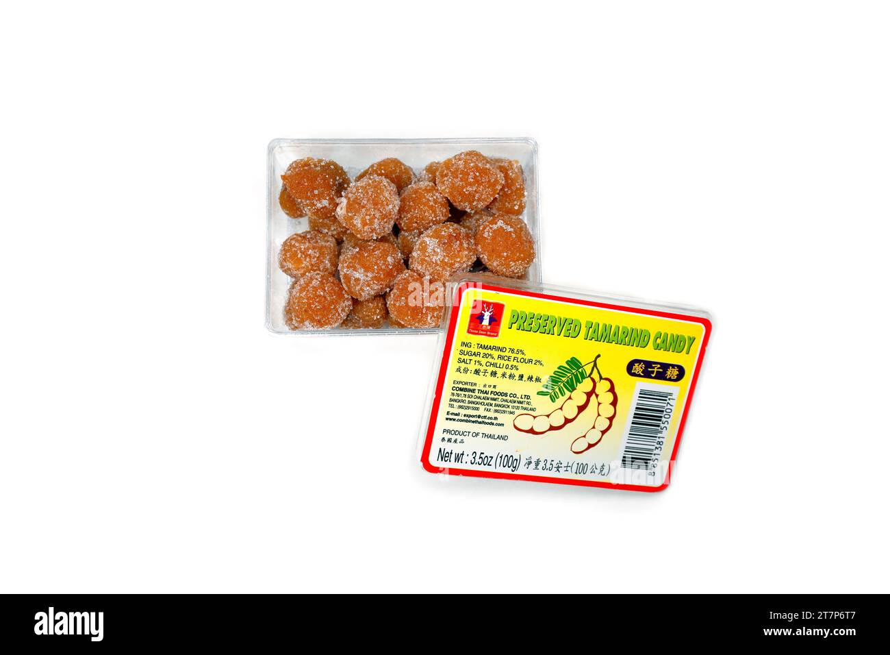 酸子糖 di caramelle tamarinde conservate del marchio Three Deer, tamarindo candito, isolato su uno sfondo bianco. immagine ritagliata per uso illustrativo ed editoriale. Foto Stock