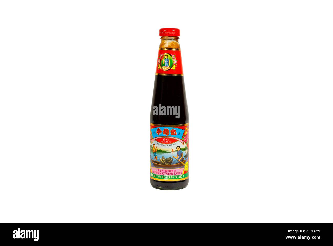 Una bottiglia di Lee Kum Kee 李錦記 Premium Oyster Sauce 蠔油 isolata su sfondo bianco. immagine ritagliata per uso illustrativo ed editoriale. Foto Stock