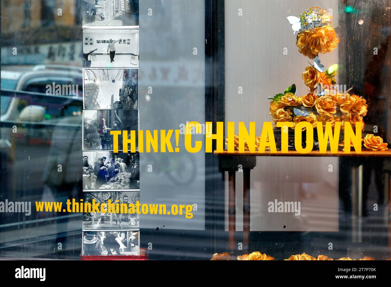 Una vetrina a Think!Chinatown, un'organizzazione comunitaria e spazio culturale a Manhattan Chinatown al 1 Pike St. 華埠, 紐約, 唐人街 Foto Stock