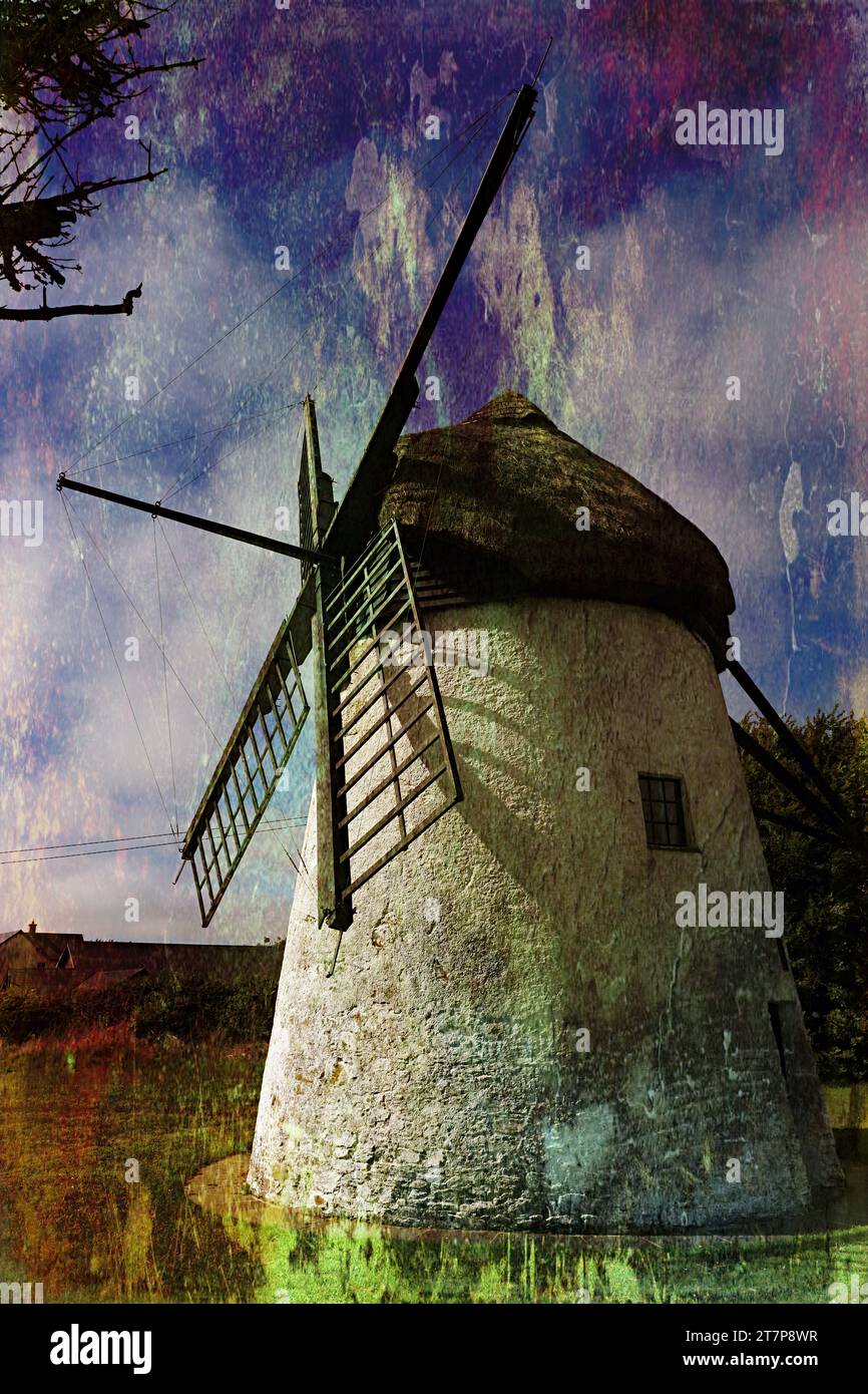 Tacumshane Old Windmill è l'unico mulino a vento completo rimasto in Irlanda con un tetto di paglia rotante. Foto Stock