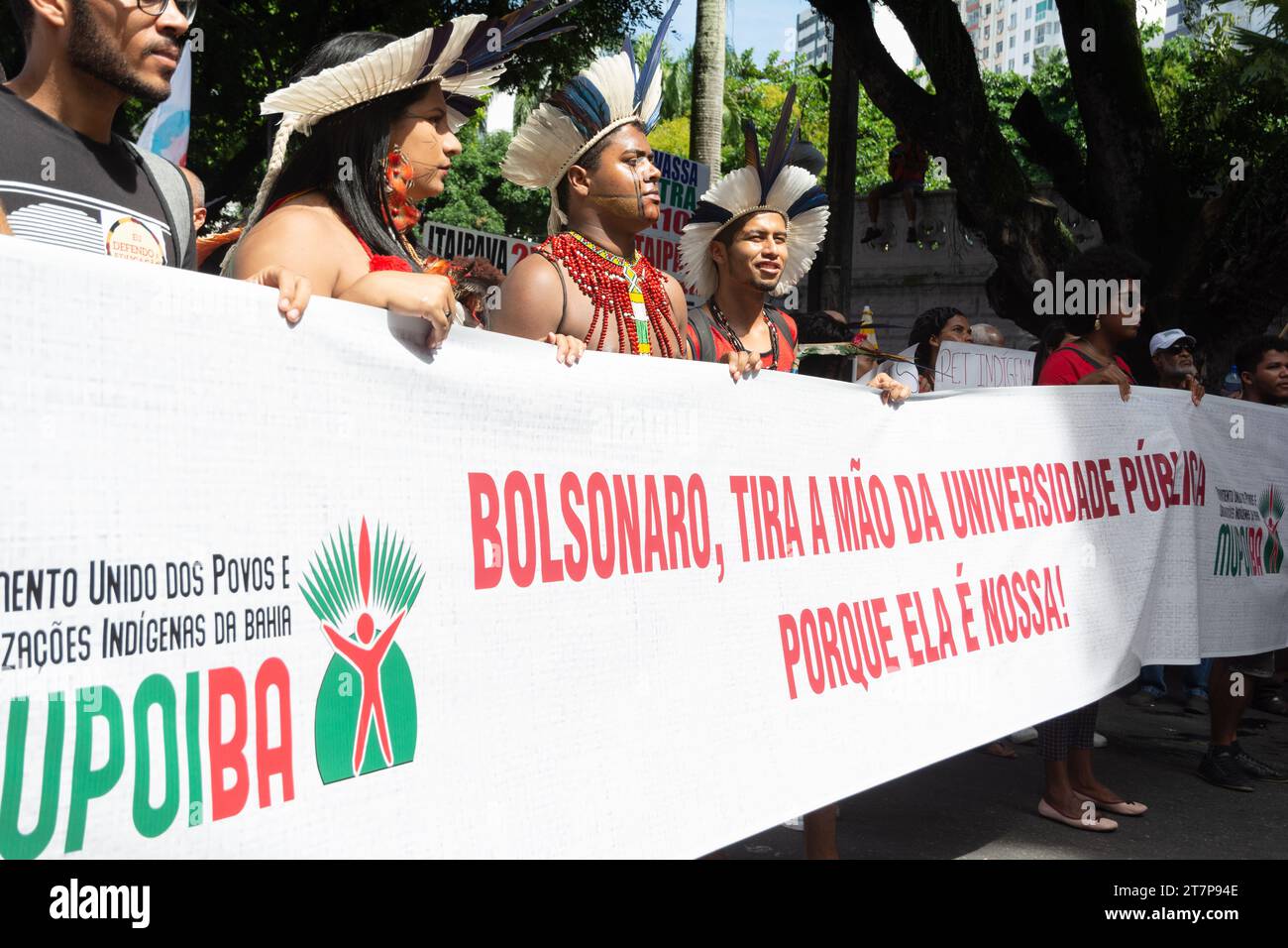 Salvador, Bahia, Brasile - 30 maggio 2019: Le persone protestano, con striscioni, contro i tagli ai fondi per l'istruzione da parte del presidente Jair Bolsonaro nell'ic Foto Stock