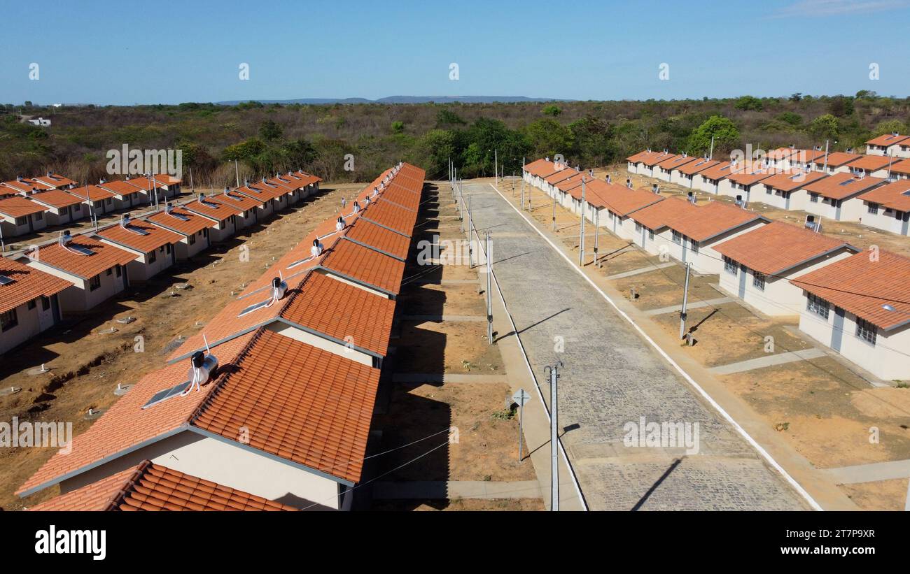 santa maria da vitoria, bahia, brasile - 23 ottobre 2023: Vista di un condominio di case popolari dal programma Minha Casa, Minha Vida nello stato Foto Stock